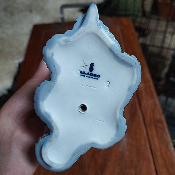 Lladro 1970 13" Lady with Parasol Retired - Picture 8 of 8